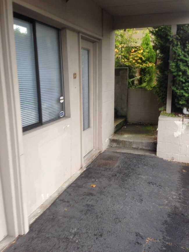 Dos entradas, una privada o desde la puerta principal del edificio. - 714 1st St S Unidad D