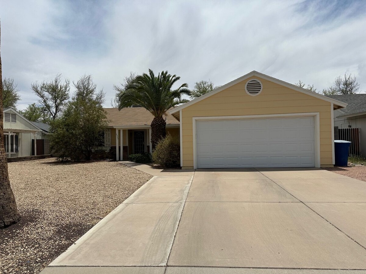 Chandler single family home with Pool! - Chandler single family home with Pool!