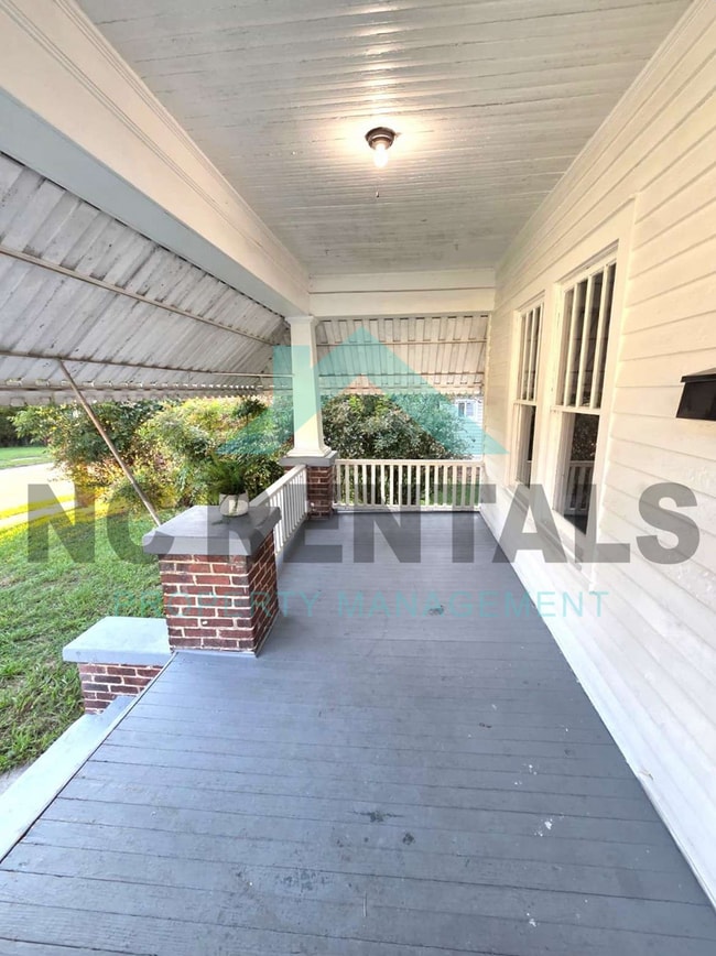807 Douglas St
