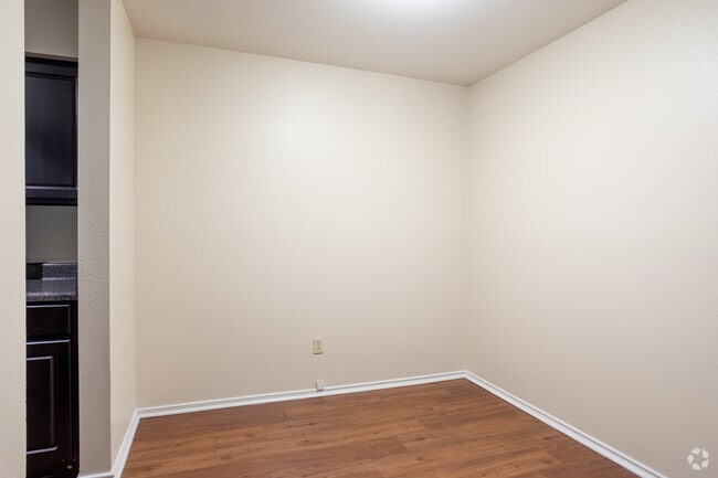 1BR, 1BA - 660SF