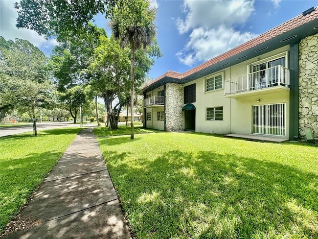 Building Photo - 6530 Lake Patricia Dr Unit E13 Rental
