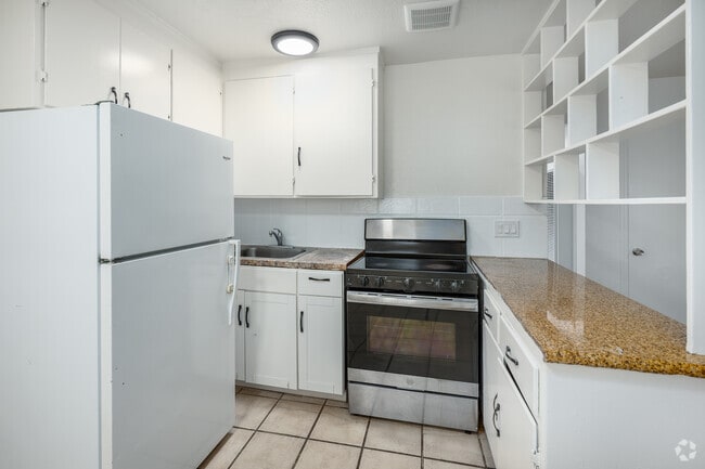 2BR, 1BA - 775SF - Kitchen