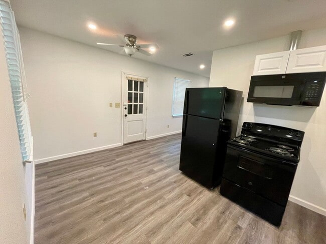 Photo - 208 Parkway W