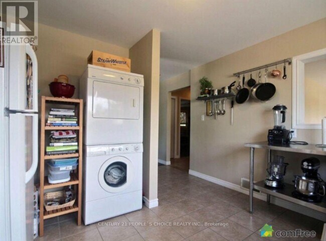 Photo - 3784 Sinnicks Ave