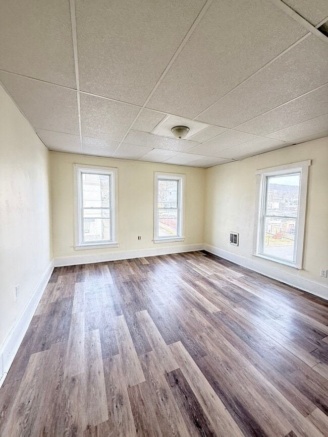 Photo - 150 E Market St