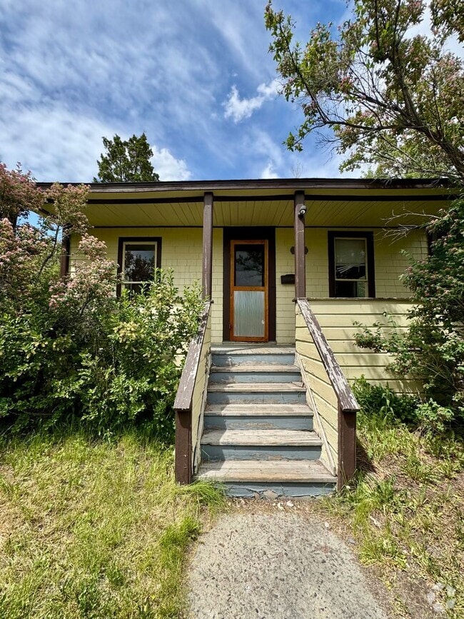 Building Photo - Cozy butte house available now