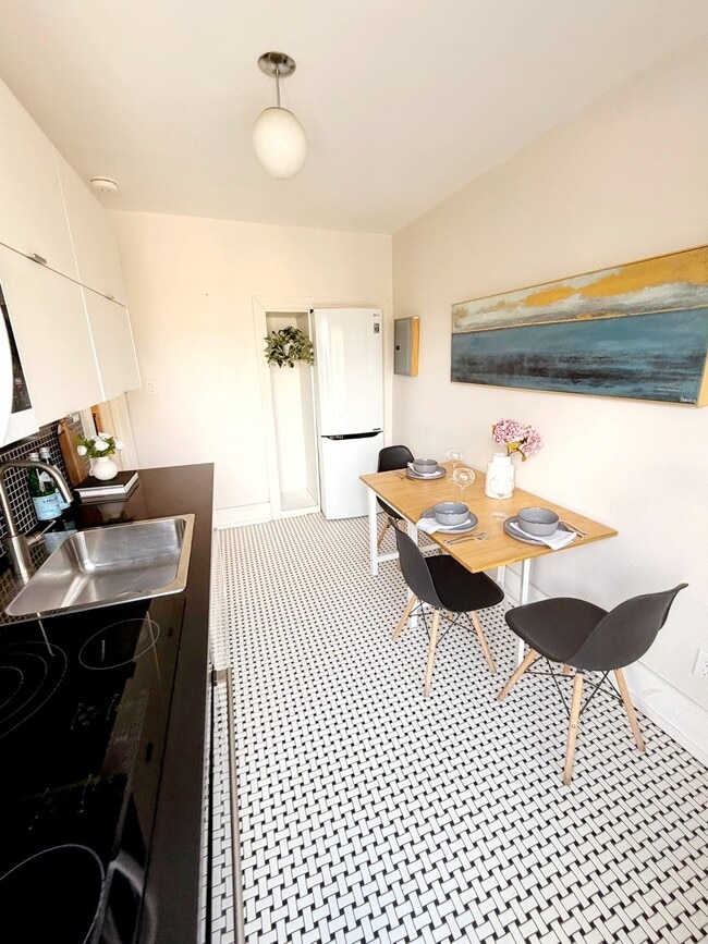Photo - 2378 St Clair Av W Unit 2nd Floor