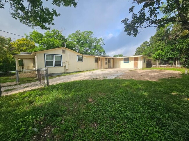 Photo - 907 Neches St