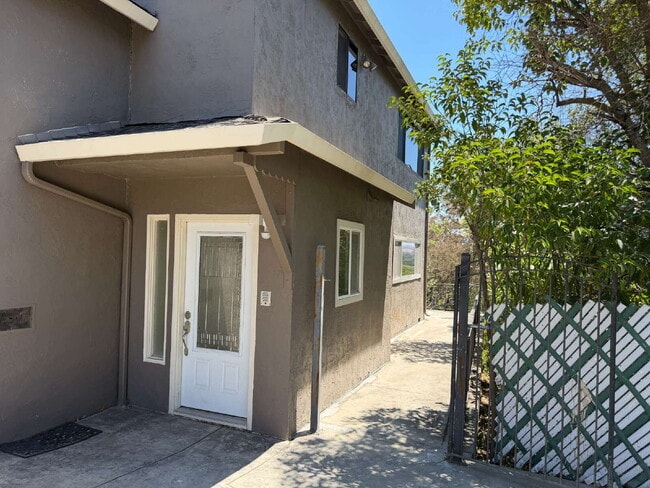 Building Photo - "Charming 2-Bedroom Retreat with Granite Accents & Gleaming Hardwood Floors in Lafayette!" Unit A
