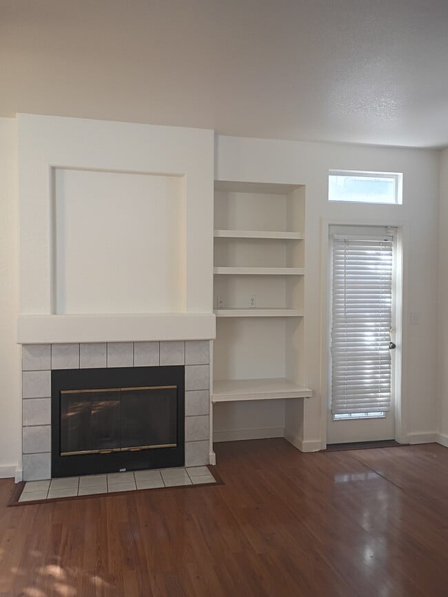Building Photo - 9582 Sunlight Ln