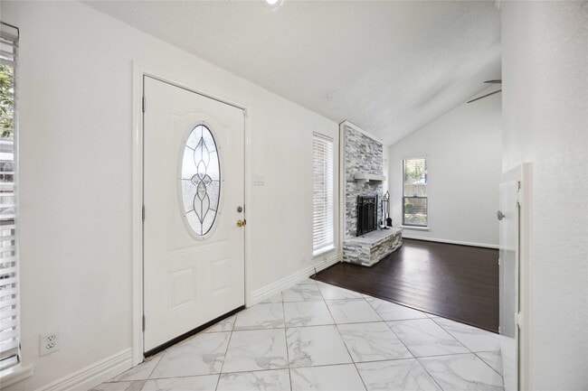 Building Photo - 13895 Hollowgreen Dr