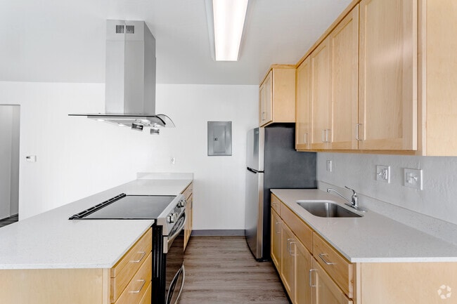 1BR, 1BA - 592SF - Kitchen - Westwood Ambassador