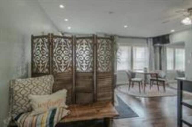 Photo - 4545 Main St