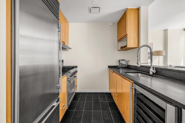 Photo - 505 Greenwich St