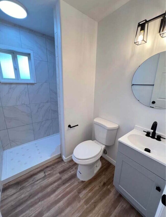 "Private Room with a shared bathroom (1 other room) locate in the Heart of Washington, UT!"