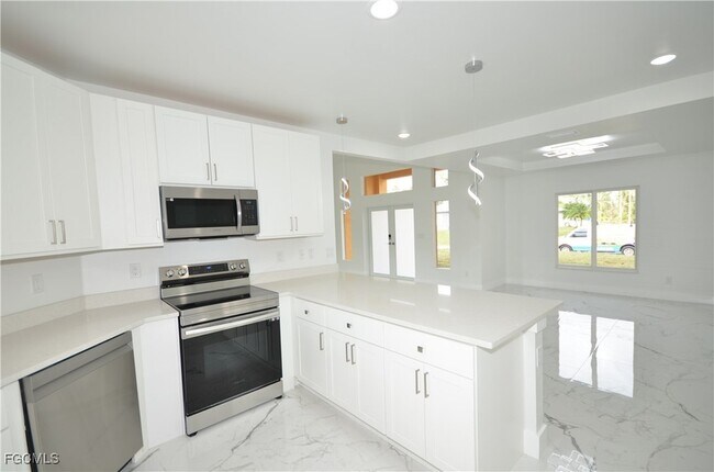 Photo - 1132 Edelweiss St E