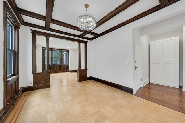 Building Photo - 722 27th St