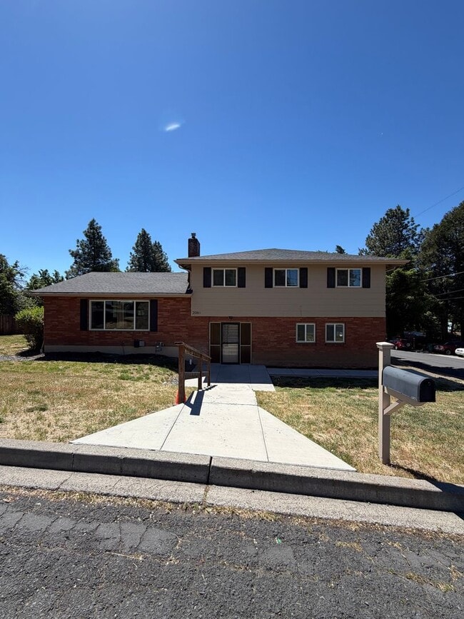 Building Photo - The Perfect House for Roommates, 6bdrms, 3.5 baths, 1.5 miles from Oregon Tech and Sky Lakes Medi...