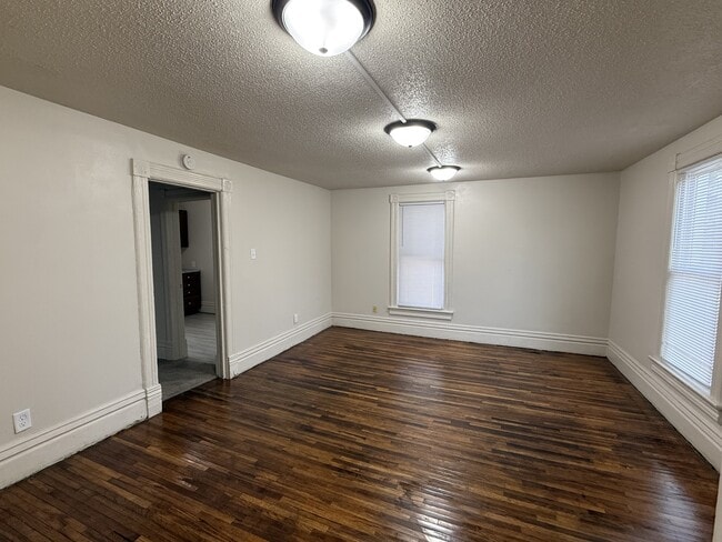 Building Photo - 423 Marion St