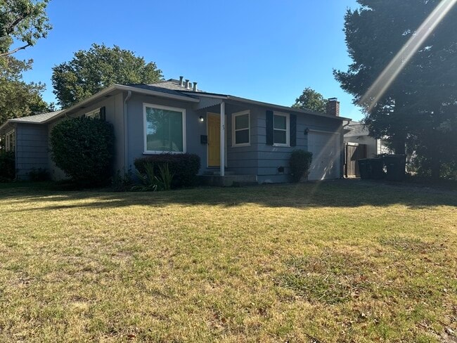 Photo - Cute 2 bed/1 bath Duplex in East Sac!!