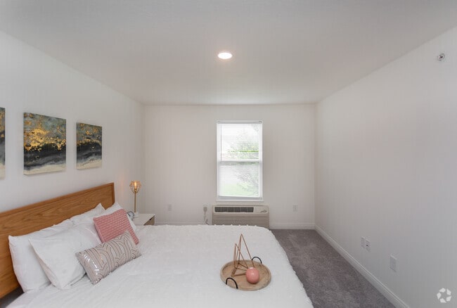 2BR, 2BA - 935 SF