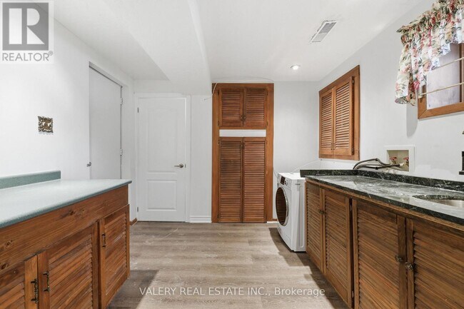 Photo - 2768 Bucklepost Crescent