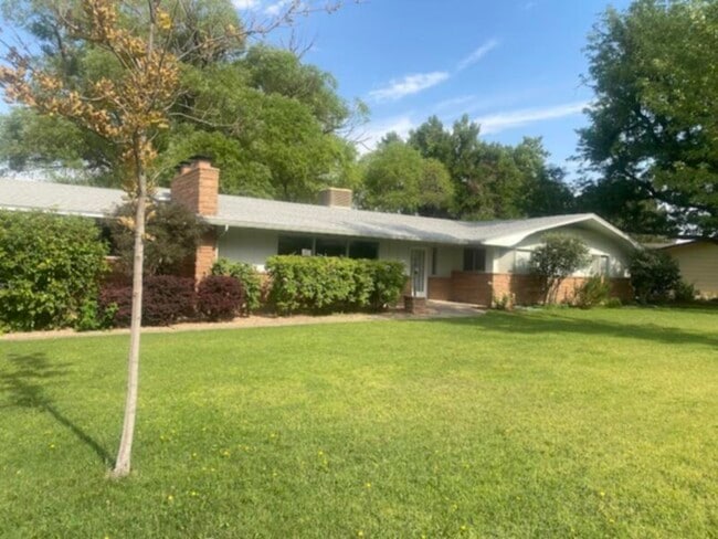 Building Photo - CUTE 3 BED, 2 BATH HOUSE Spacious inside a...