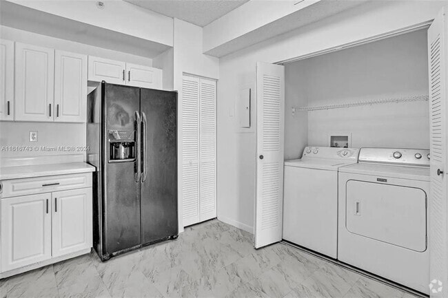 Building Photo - 6928 SW 39th St Unit A102 Rental