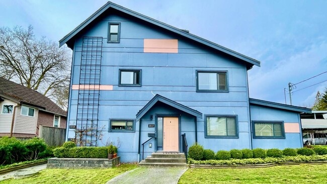 Building Photo - 5837 Quebec St