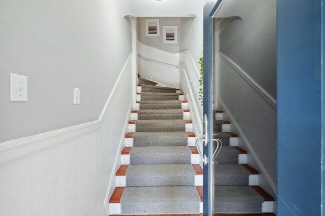 Photo - Bernal Heights: Remodeled Unfurnished Top Floor Condo w/ Garage Parking & Shared Yard Unidad 49 Cortland Ave.