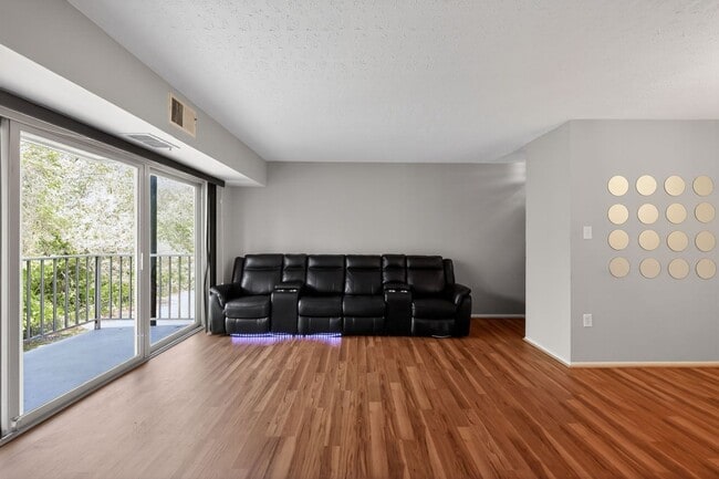 Photo - 5200 Newton St