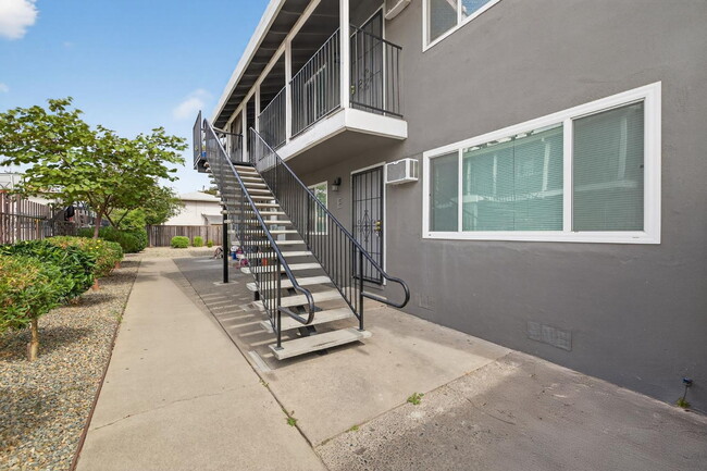Building Photo - 2-Bedroom 1-Bath Gem- $1395/month! Unit E