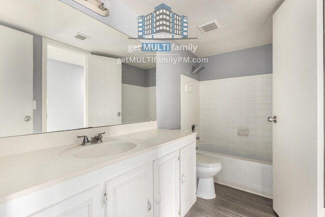 Photo - 2413 W Hazelwood St Unit 282