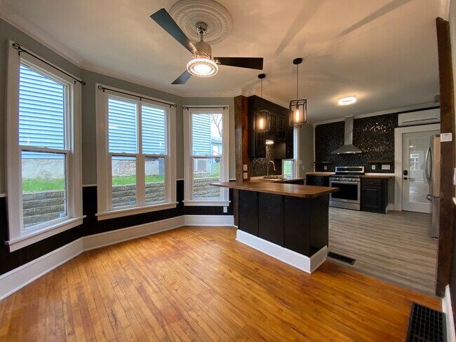 Photo - 37 Wyoming St E Unit 1