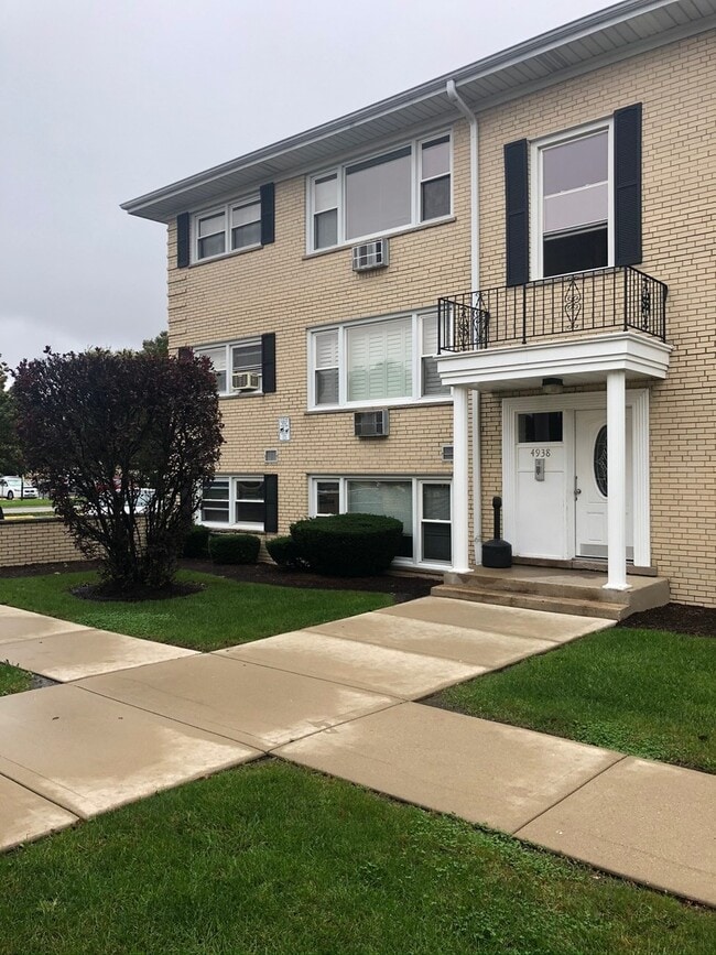 Building Photo - 4938 N Leonard Dr Unit Leonard