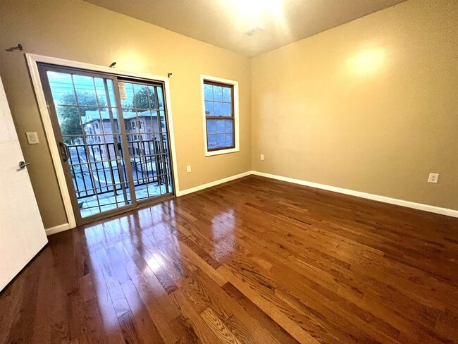 Building Photo - 144 Logan Ave Unit 2 Rental