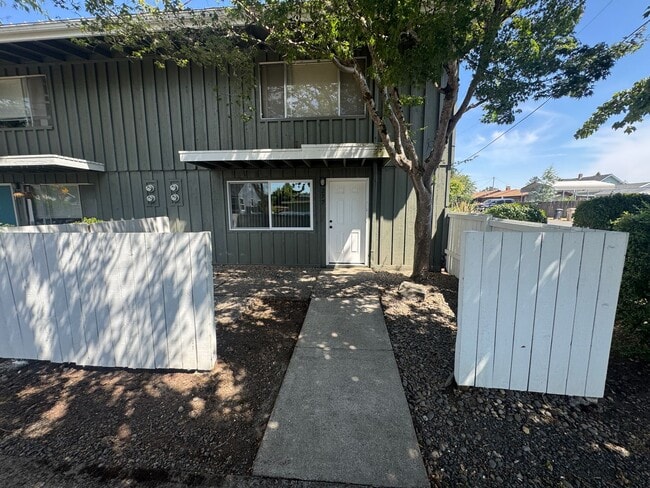 Building Photo - (248 - 277) 1 Bdrm Downstairs W/ Private Y... Unit 277 Rental