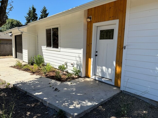Building Photo - Updated 3-bedroom, 2 bath house in Eugene!