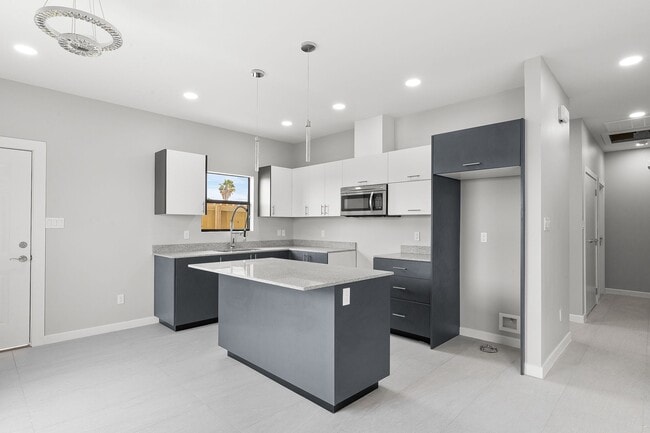 Photo - 2020 Summerland Ln Apartment Unit 3