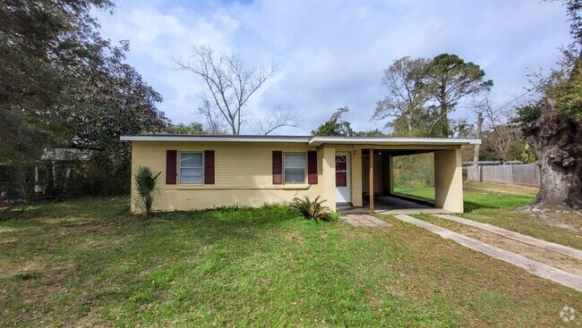 Building Photo - 2 Bedroom 1 Bath Home w/ Large Backyard fo...