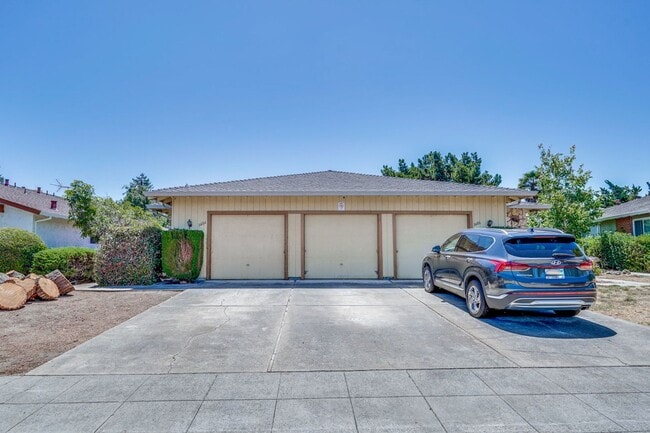 3484-3486 Angelina Dr