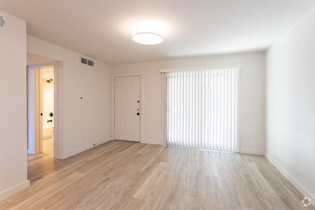1HAB, 1BA - 570 ft² - Oak Park Apartments