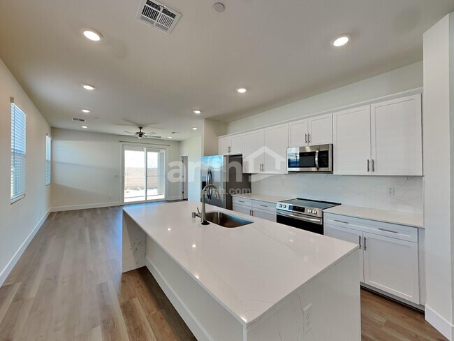 Photo - 822 English Primrose St