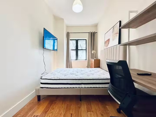 Building Photo - Furnished room/NOT APARTMENT