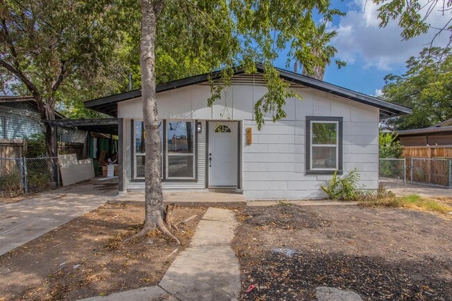 Building Photo - 415 W Hutchins Pl Rental