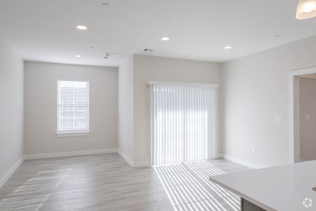 2 BR, 2 BA-1,032SF
