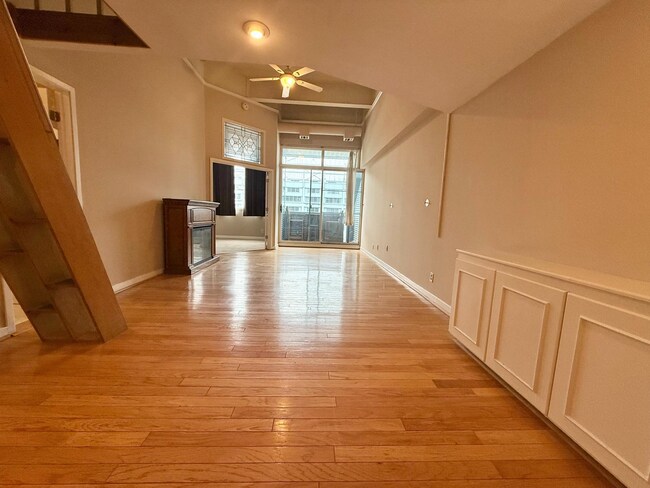 Building Photo - 3 N Christopher Columbus Blvd Unit 259