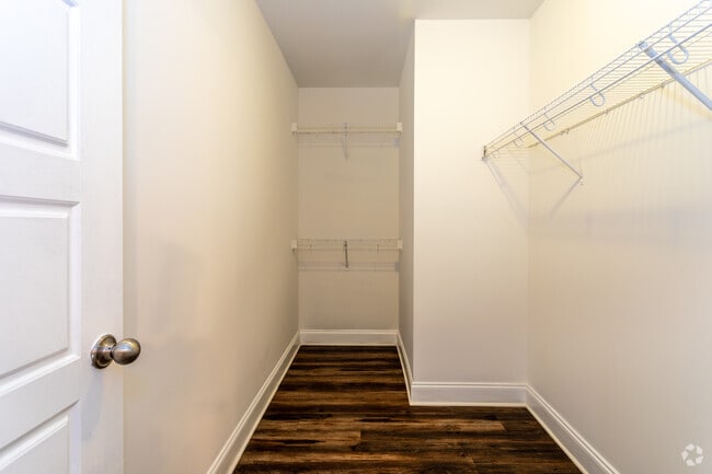 4BD, 2.5BA - 2000 SF - Closet