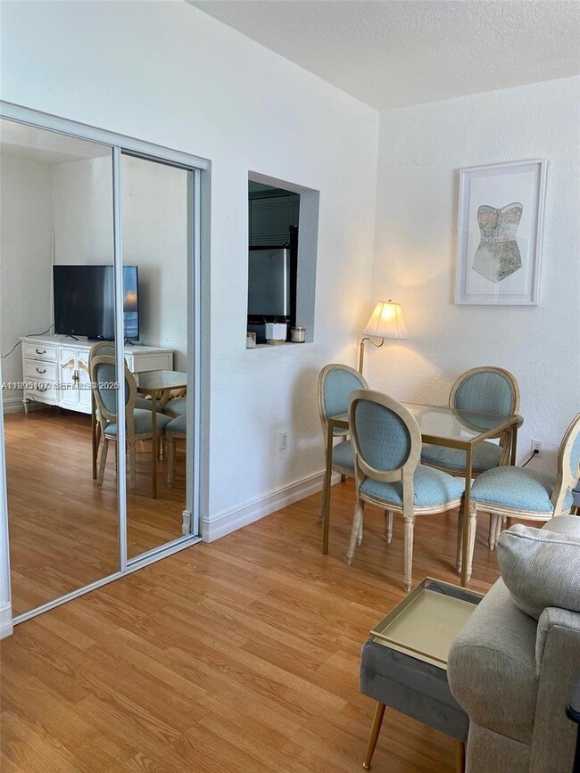 Building Photo - 820 Euclid Ave Unit 203