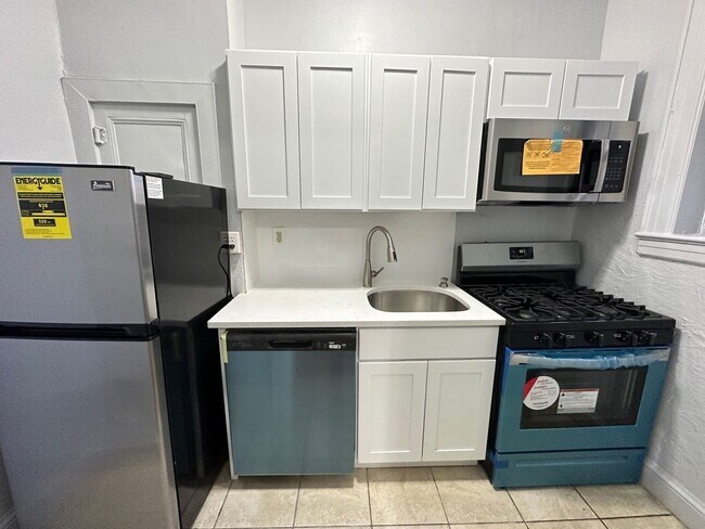 Photo - Hill Manor - Renovated Apartments Near Tra...